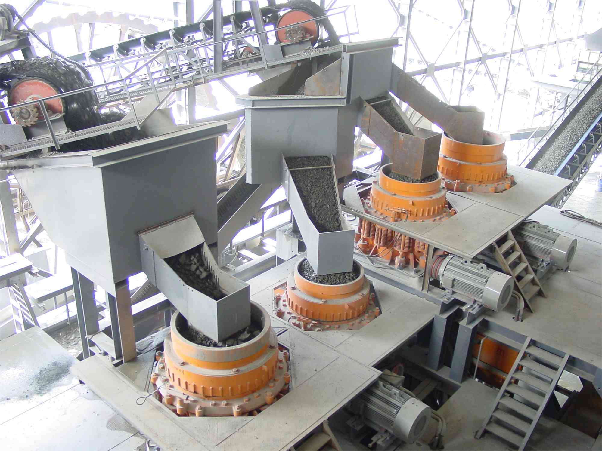 怎樣延長(zhǎng)圓錐破碎機(jī)進(jìn)料處出料漏斗襯板的工作壽命