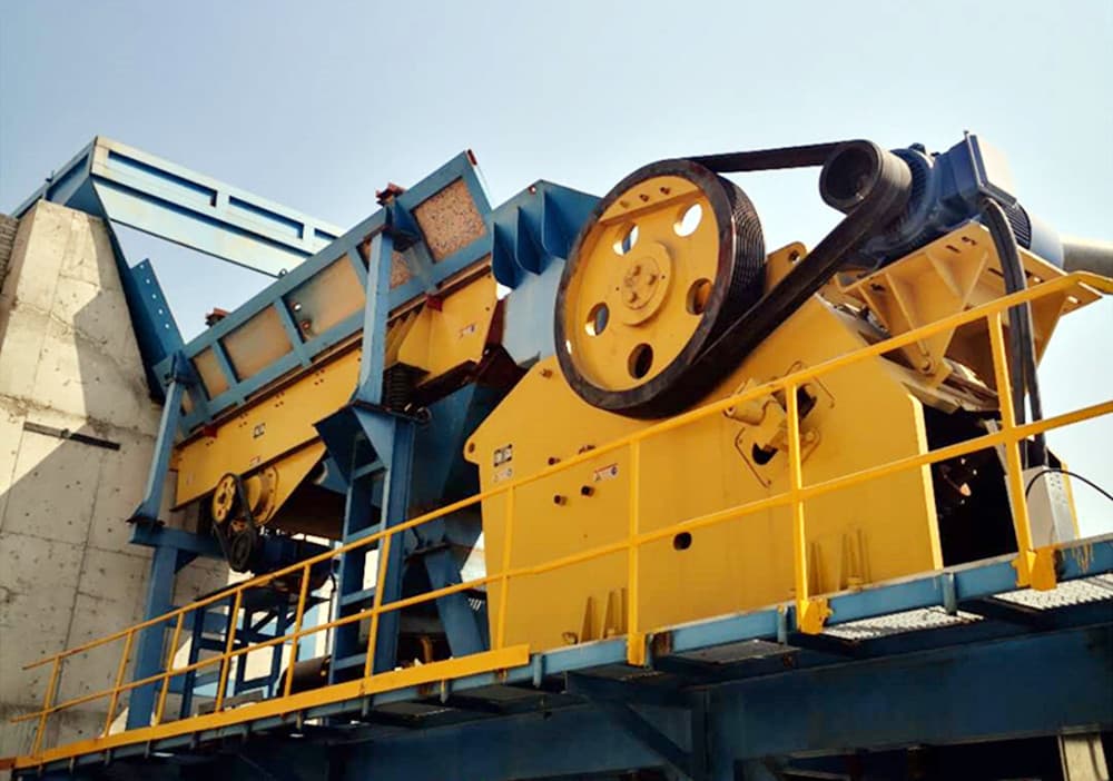 顎式破碎機(jī)的邊護(hù)板更換安裝步驟