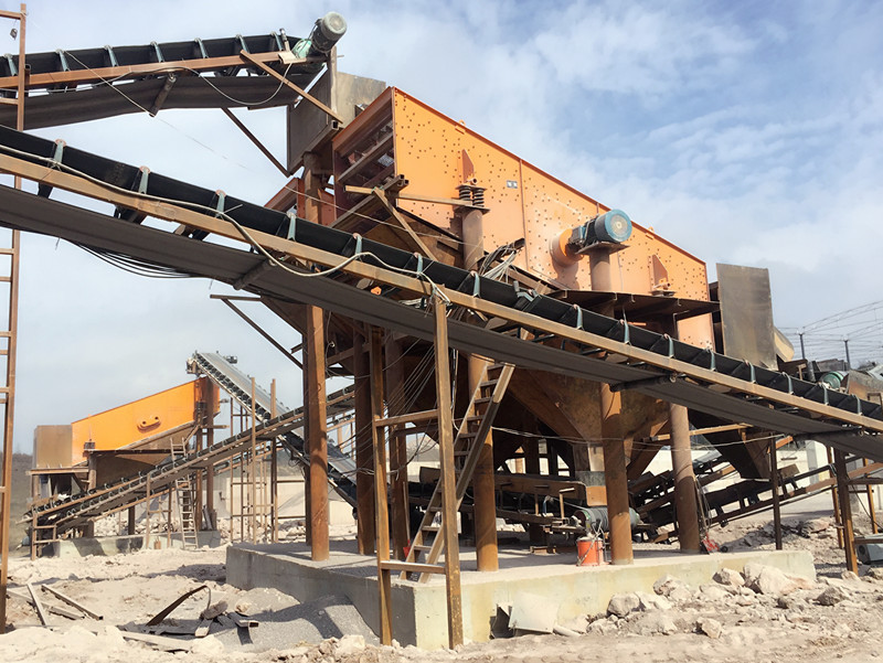 碎石生產(chǎn)線現(xiàn)場(振動篩分設(shè)備)