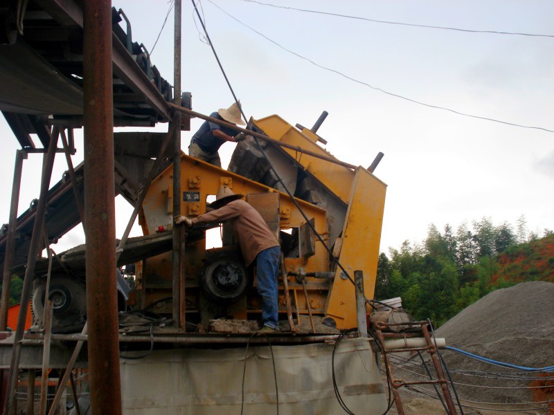 反擊式破碎機定期維護